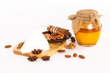 İle fındık ve beyaz zemin üzerine peynir tatlım