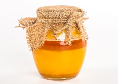 İle fındık ve beyaz zemin üzerine peynir tatlım