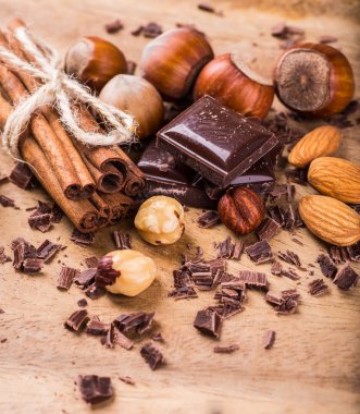 Çikolata bar / çikolata parçaları bar / fındık çikolata / çikolata b