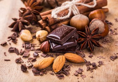 Çikolata bar / çikolata parçaları bar / fındık çikolata / çikolata b