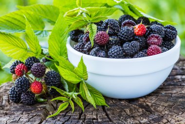 Ahududu ahşap arka plan üzerinde bir kasede