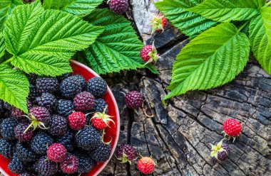 ahşap arka plan üzerinde taze çilek Üstten Görünüm