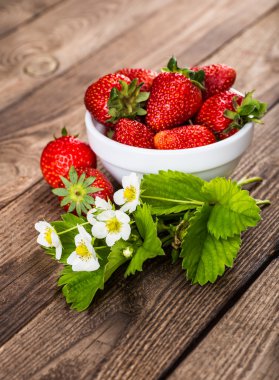 Çilek. Çilek ahşap arka plan üzerinde. Kırmızı çilek, str