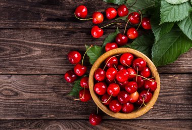 Taze Olgun Kiraz ahşap bir masa üzerinde reçelli.