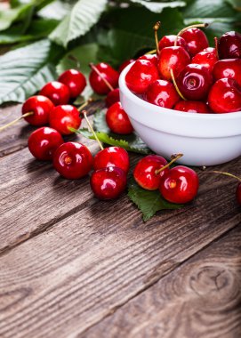 Taze Olgun Kiraz ahşap bir masa üzerinde reçelli.