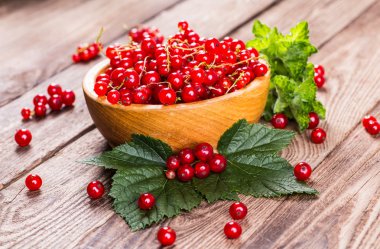 Ahşap arka plan üzerinde taze kuş üzümü