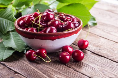 Taze Olgun Kiraz ahşap bir masa üzerinde reçelli.