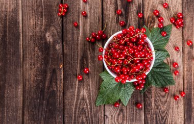 Ahşap arka plan üzerinde taze kuş üzümü