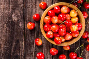 Taze Olgun Kiraz ahşap bir masa üzerinde reçelli.