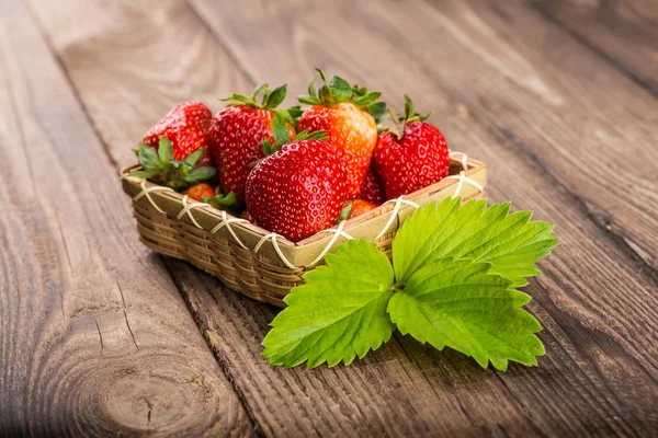 Fragola. Fragola su fondo legno. Fragole rosse, str — Foto Stock