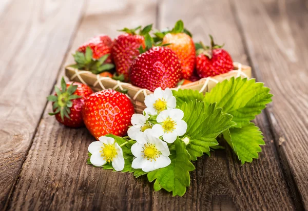 Strawberry. Strawberry on wood background. Red strawberries, str — Stock Photo, Image