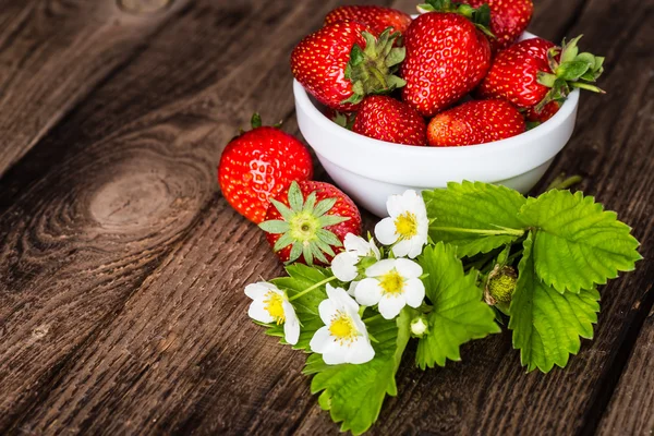 Fresa. Fresa sobre fondo de madera. Fresas rojas, str — Foto de Stock