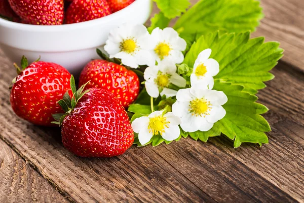 Fresa. Fresa sobre fondo de madera. Fresas rojas, str — Foto de Stock