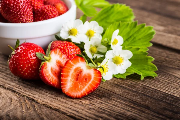 Çilek. Çilek ahşap arka plan üzerinde. Kırmızı çilek, str
