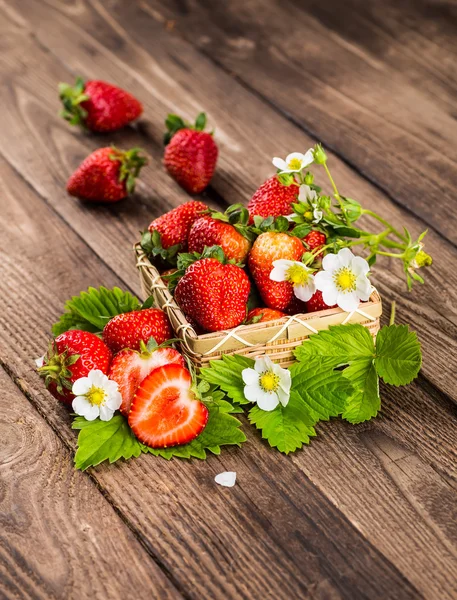 Fresa. Fresa sobre fondo de madera. Fresas rojas, str — Foto de Stock