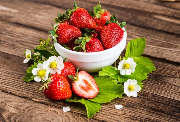 Çilek. Çilek ahşap arka plan üzerinde. Kırmızı çilek, str