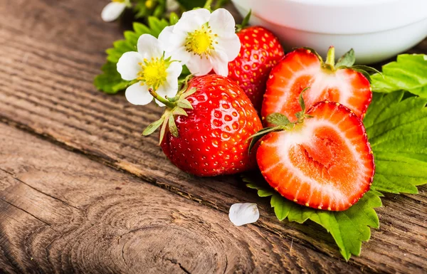 Fresa. Fresa sobre fondo de madera. Fresas rojas, str — Foto de Stock