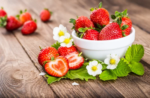 Fresa. Fresa sobre fondo de madera. Fresas rojas, str — Foto de Stock