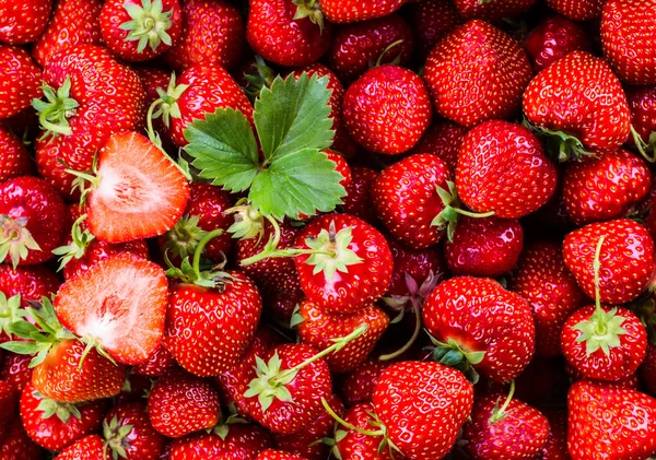 Fragola su fondo legno. Fragola con foglie verdi . — Foto Stock