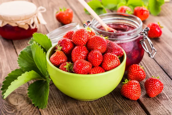 Fragola su fondo legno. Fragola con foglie verdi . — Foto Stock