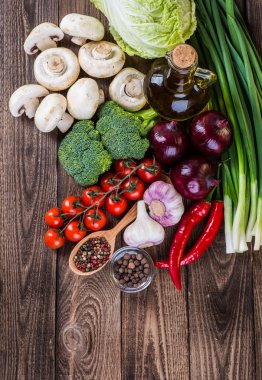 Sebze ahşap üzerine. Biyo sağlıklı gıda, otlar ve baharatlar.