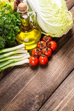 Sebze ahşap üzerine. Biyo sağlıklı gıda, otlar ve baharatlar.