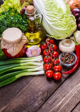 Sebze ahşap üzerine. Biyo sağlıklı gıda, otlar ve baharatlar.