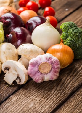 Sebze ahşap üzerine. Biyo sağlıklı gıda, otlar ve baharatlar.