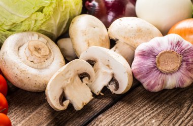 Sebze ahşap üzerine. Biyo sağlıklı gıda, otlar ve baharatlar.