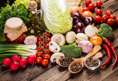 Sebze ahşap üzerine. Biyo sağlıklı gıda, otlar ve baharatlar.