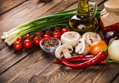 Sebze ahşap üzerine. Biyo sağlıklı gıda, otlar ve baharatlar.