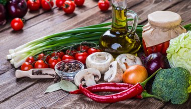 Sebze ahşap üzerine. Biyo sağlıklı gıda, otlar ve baharatlar.