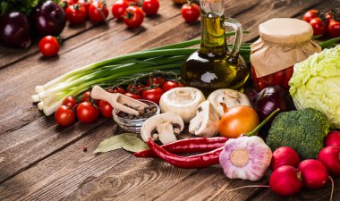 Sebze ahşap üzerine. Biyo sağlıklı gıda, otlar ve baharatlar.