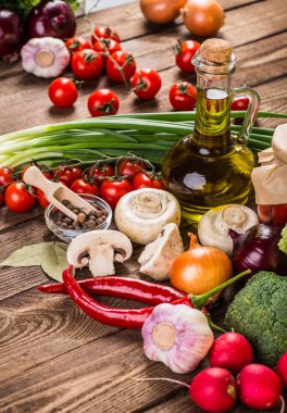 Sebze ahşap üzerine. Biyo sağlıklı gıda, otlar ve baharatlar.