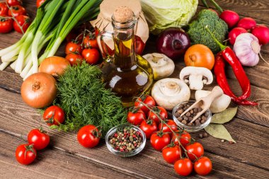 Sebze ahşap üzerine. Biyo sağlıklı gıda, otlar ve baharatlar.