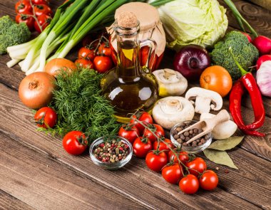 Sebze ahşap üzerine. Biyo sağlıklı gıda, otlar ve baharatlar.