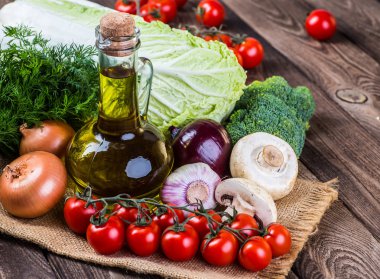 Sebze ahşap üzerine. Biyo sağlıklı gıda, otlar ve baharatlar.