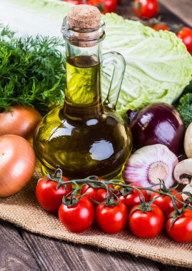 Sebze ahşap üzerine. Biyo sağlıklı gıda, otlar ve baharatlar.