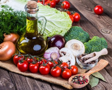 Sebze ahşap üzerine. Biyo sağlıklı gıda, otlar ve baharatlar.