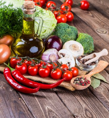 Sebze ahşap üzerine. Biyo sağlıklı gıda, otlar ve baharatlar.