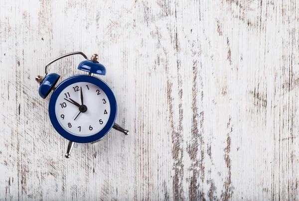 Saatler. Bir beyaz, ahşap arka plan üzerinde.