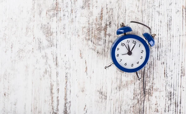 Saatler. Bir beyaz, ahşap arka plan üzerinde.