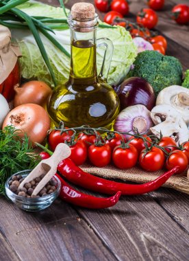 Sebze ahşap üzerine. Biyo sağlıklı gıda, otlar ve baharatlar.