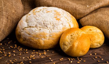 Taze pişmiş geleneksel ekmek bal ahşap bir masa üzerinde