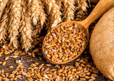 Ahşap masa arkasında pişmiş ekmek çeşitleri