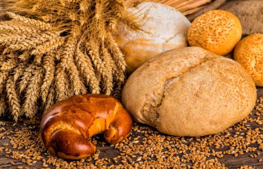 Ahşap masa arkasında pişmiş ekmek çeşitleri