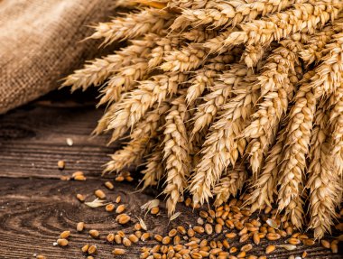 Ahşap masa arkasında pişmiş ekmek çeşitleri