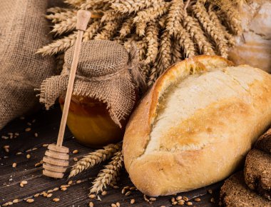 Ahşap masanın üzerinde pişmiş ekmek çeşitleri