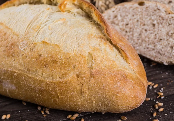 Sortiment av bakat bröd på träbord — Stockfoto