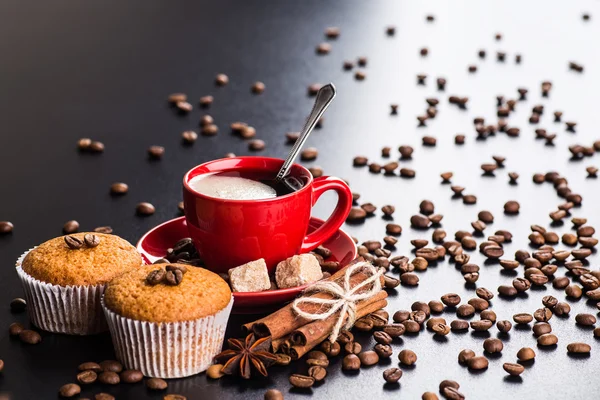 Café taza fondo con granos de café —  Fotos de Stock